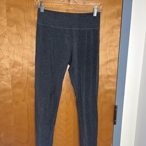 ARIE GREY LEGGINGS SIZE M (NEW)